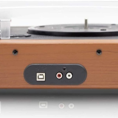 Gira-discos com base de madeira e tampa transparente visto de trás