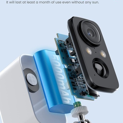 Imagem de câmara de segurança desmontada mostrando bateria azul de 5000mAh e componentes internos