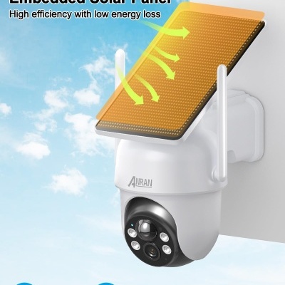 Câmara de vigilância branca com painel solar embutido laranja e texto promocional no céu azul