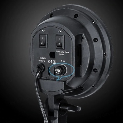 2 softboxes extensíveis em altura com 4 lâmpadas cada