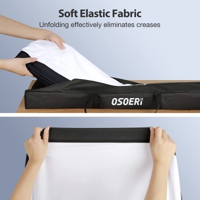 Bolsa preta com tecido elástico branco a ser retirado e esticado