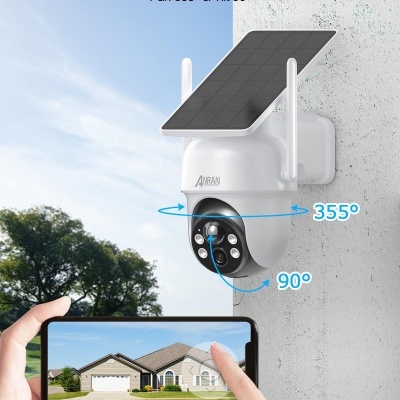 Câmara de vigilância branca com painel solar e telemóvel a mostrar imagem de casa
