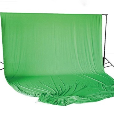 Fundo verde em tecido pendurado em estrutura metálica com tripés
