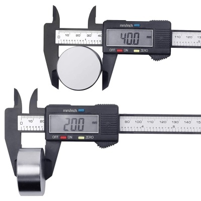 Paquímetros digitais a medir peça cilíndrica metálica