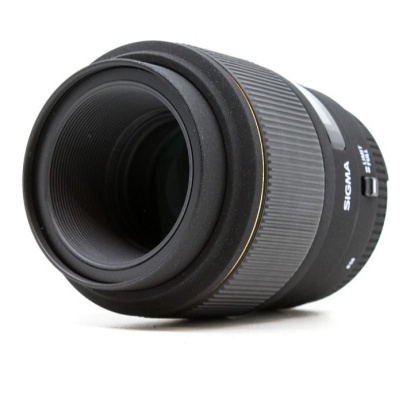 Objetiva fotográfica SIGMA preta e cinza com anel dourado