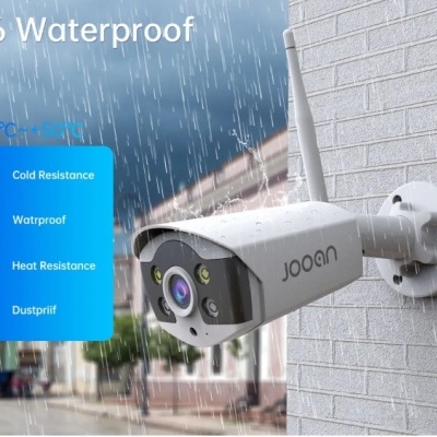 Câmara de segurança branca JOPOAN fixada em parede com chuva