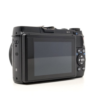 Câmara fotográfica compacta preta com ecrã LCD e botões laterais