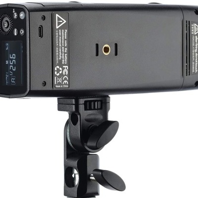 Flash de estúdio preto com visor digital e montagem preta para suporte