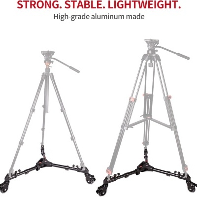 Dois tripés profissionais em alumínio cinza com base tripla e rodas, texto promocional em fundo branco