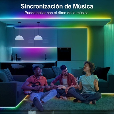 Sala moderna com luzes LED coloridas e três pessoas sentadas no chão com guitarra