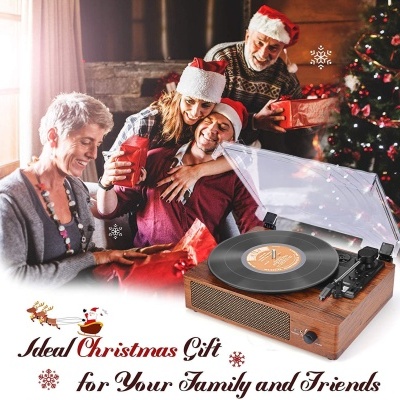 Mesa de mistura vintage em madeira com disco de vinil e família a trocar presentes de Natal