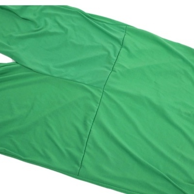 Peça de roupa verde com costura central visível