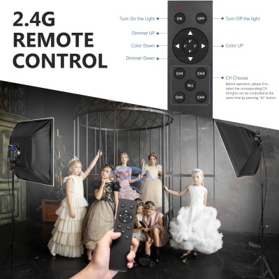 Crianças em estúdio com luzes e telecomando para controle de luz