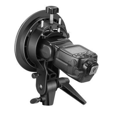 Suporte preto para flash fotográfico com ajustes e botões em fundo branco