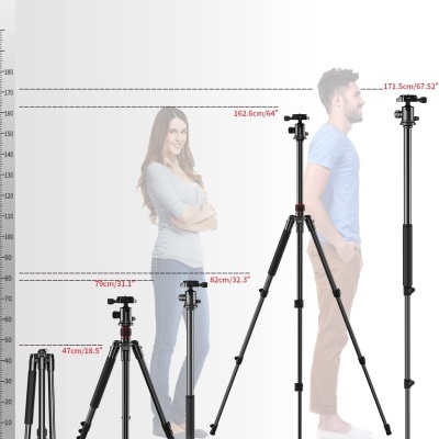 Quatro tripés pretos de diferentes alturas ajustáveis com medidas visíveis