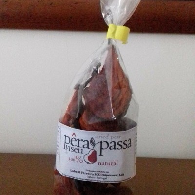 Embalagem transparente com peras desidratadas e etiqueta branca com texto em português e inglês