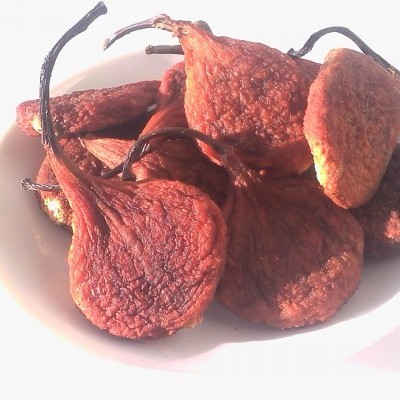 Frutos secos castanhos em tigela branca