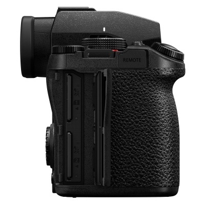 Câmera digital preta vista de lado com textura no punho