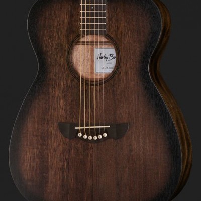 Guitarra acústica de madeira escura com etiqueta Harley Benton DOLTA RBL