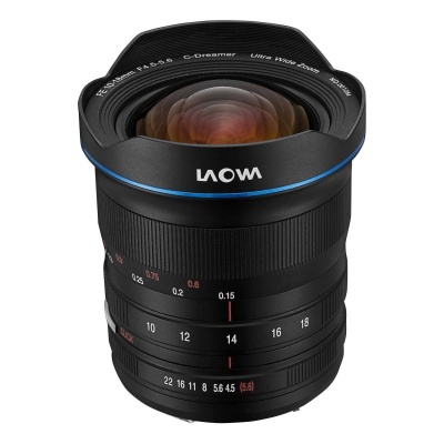 Objetiva fotográfica Laowa C-Dreamer Ultra Wide 10mm F2,8 preta com detalhes azuis