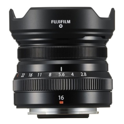 Objetiva de câmara Fujifilm preta com anéis de controlo e marcações de abertura f/2.8 a f/22