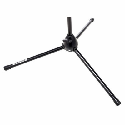 Base tripé metálica preta com três pernas e pontas de borracha