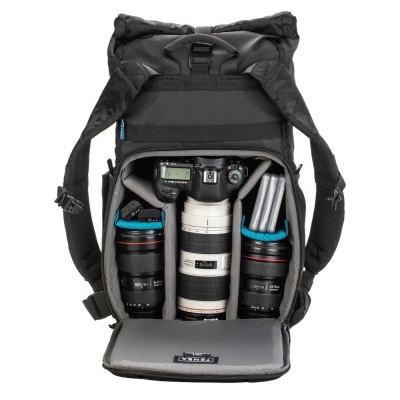 Mochila preta com equipamento fotográfico organizado