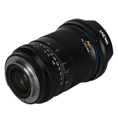 Objetiva fotográfica Laowa preta com marcações de foco e distância e aro azul