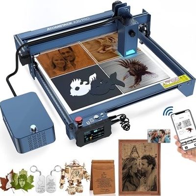 Máquina de gravação laser azul com controles digitais a gravar em madeira e smartphone a controlar