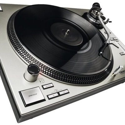 Gira-discos prateado com disco de vinil preto