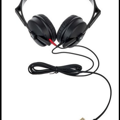 Auscultadores pretos com cabo e conetores dourados