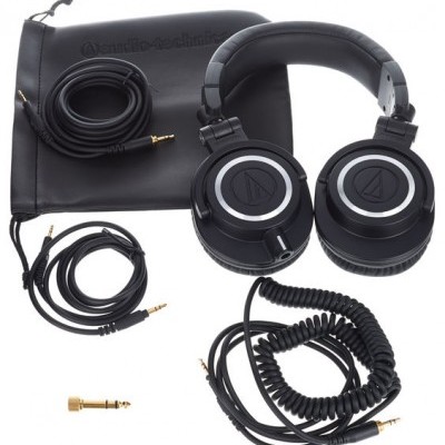 Auscultadores Audio-Technica com cabos e bolsa preta