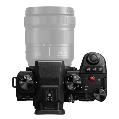 Câmara digital Panasonic preta com lente 20-60mm vista de cima
