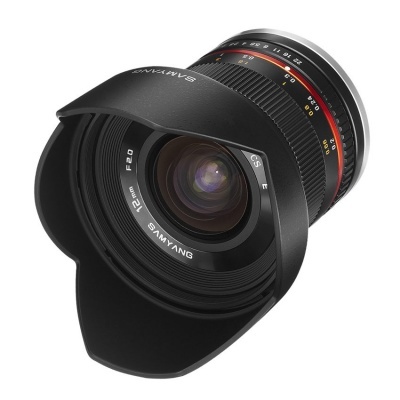 Objetiva Samyang 12 mm F2.0 para câmara fotográfica com capuz preto
