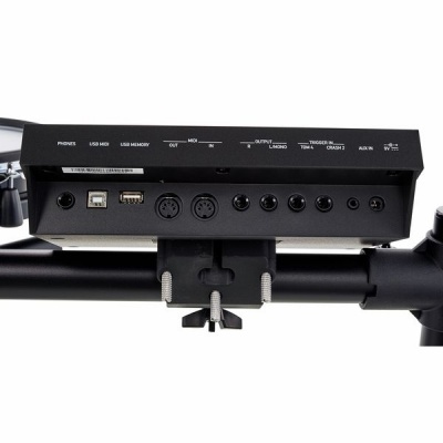 Painel traseiro de dispositivo eletrônico musical com várias entradas e portas