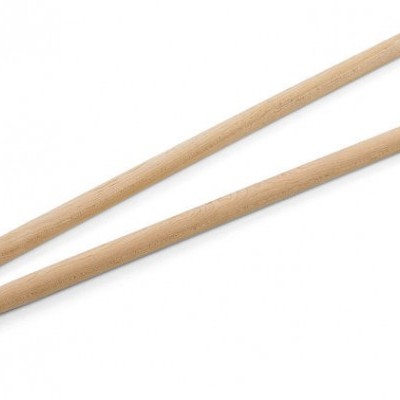 Duas baquetas de madeira clara com pontas arredondadas