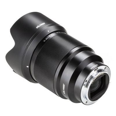 Lente de câmara Viltrox D 85mm F1.8 preta com detalhes metálicos.