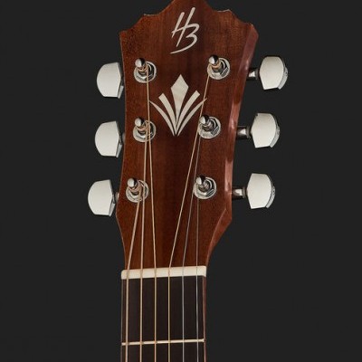 Cabeça de guitarra acústica em madeira castanha com logótipo 'HB' e decoração branca