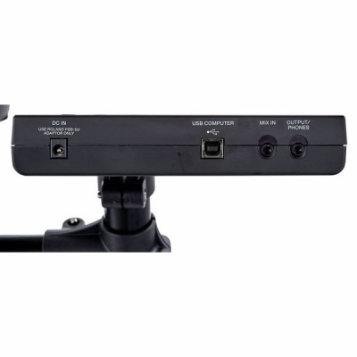 Painel traseiro de equipamento eletrônico preto com portas e base ajustável