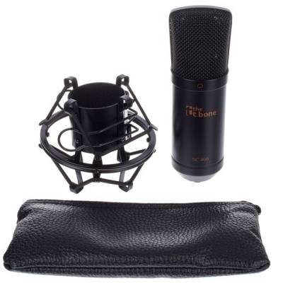 Microfone condensador preto e acessórios