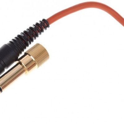 Cabo de áudio com conectores jack 3,5mm e 6,35mm dourados e cabo laranja.