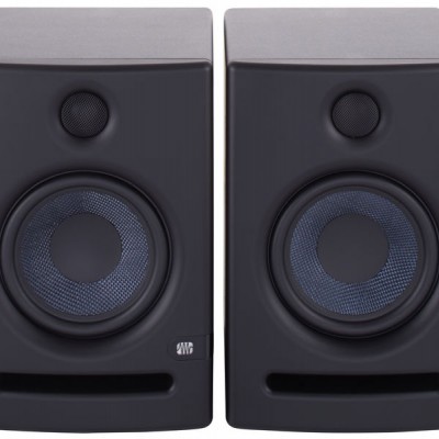 Colunas de som pretas com cones azuis escuros e tweeters frontais