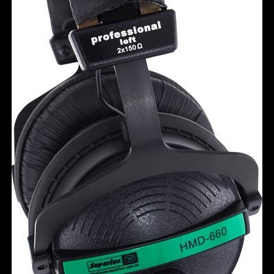 Auriculares profissionais pretos Superlux HMD-660 com etiquetas e almofadas acolchoadas