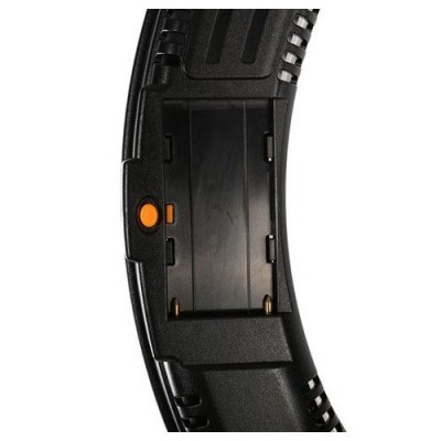 Carregador de bateria preto com botão laranja e encaixe para bateria