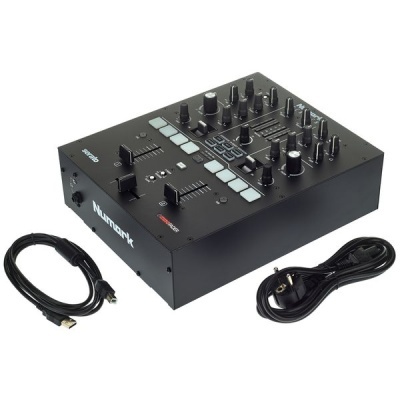 Numark Scratch LP140 Black Bundle Numark Scratch LP140 Black Bundle