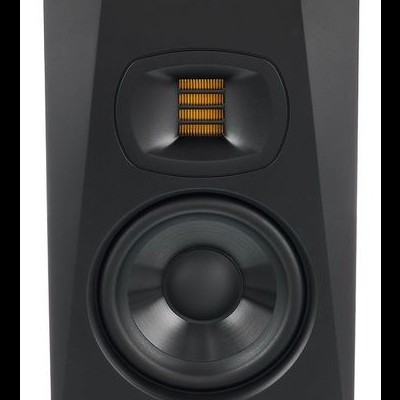 Coluna de som preta ADAM AUDIO com tweeter amarelo e altifalante grande