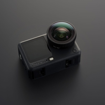 Câmara de ação preta com lente grande angular sobre superfície cinza