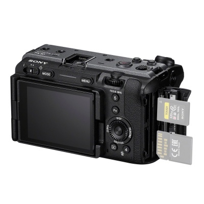 Câmara digital Sony preta com cartões SD inseridos