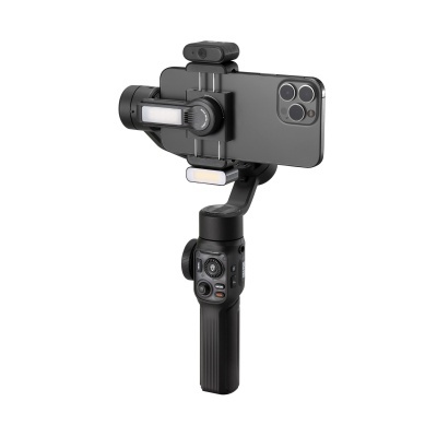 Gimbal preto com smartphone e acessórios, fundo branco