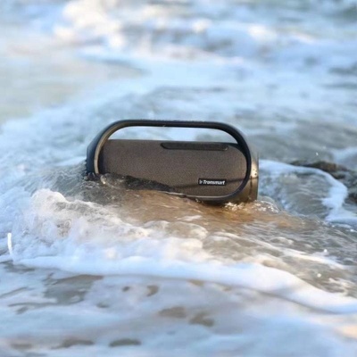 Coluna portátil Tronsmart à prova de água cinza escuro e preto na água do mar